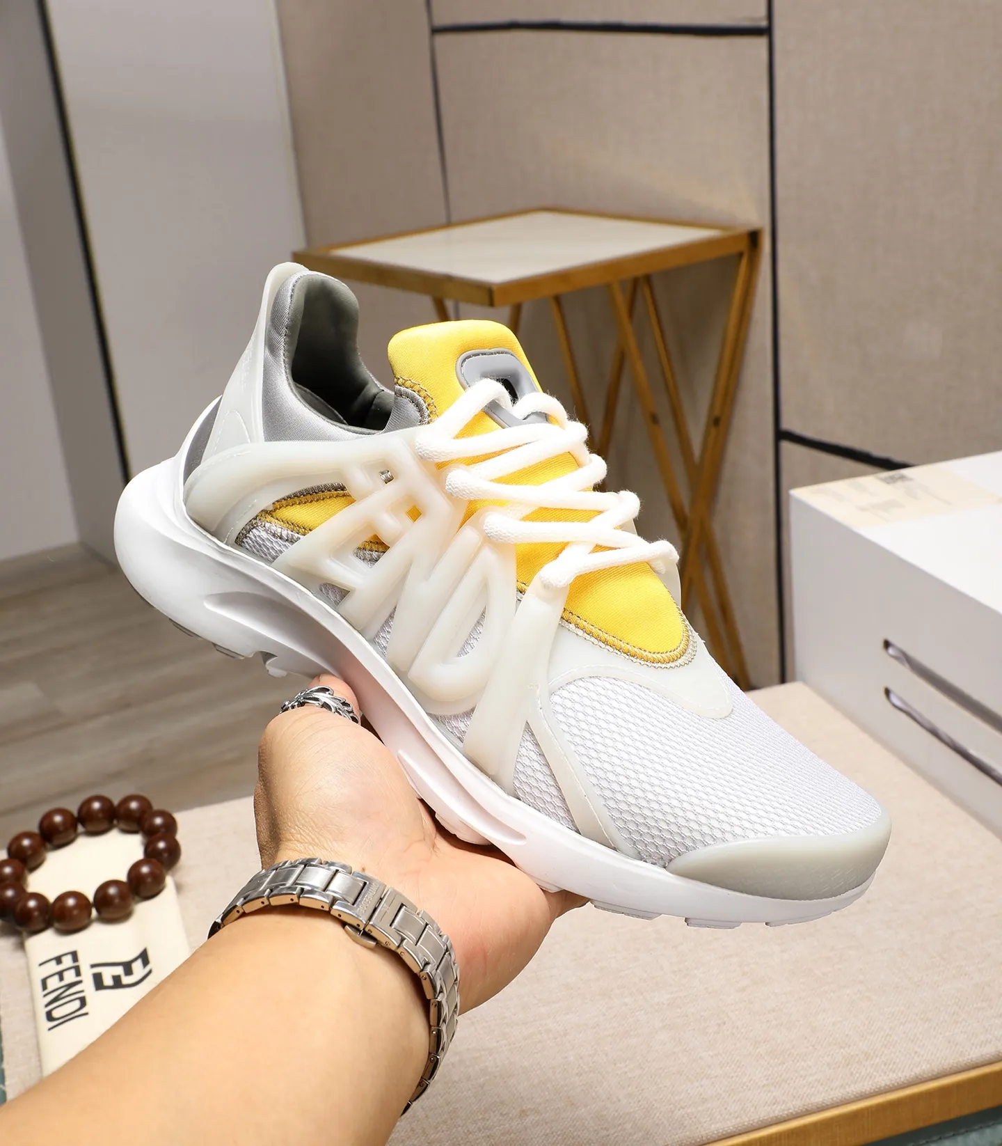 Men's Men's Shoes 💰800 Fendi Fendi's latest Tag series of men's casual mesh sports running shoes, originally purchased and developed, this Tag sneaker is a one-leg sneaker, made of black high-tech mesh material with gray neoprene details. Oversized FENDI lettering on the side and translucent rubber details. Light and flexible rubber running shoe soles, beautifully packaged at the delivery counter, customized breathable lining, original molded foam rubber outsole, sole thickness: 3.5CM! Size: 40-44 (customized at 39.45.46)